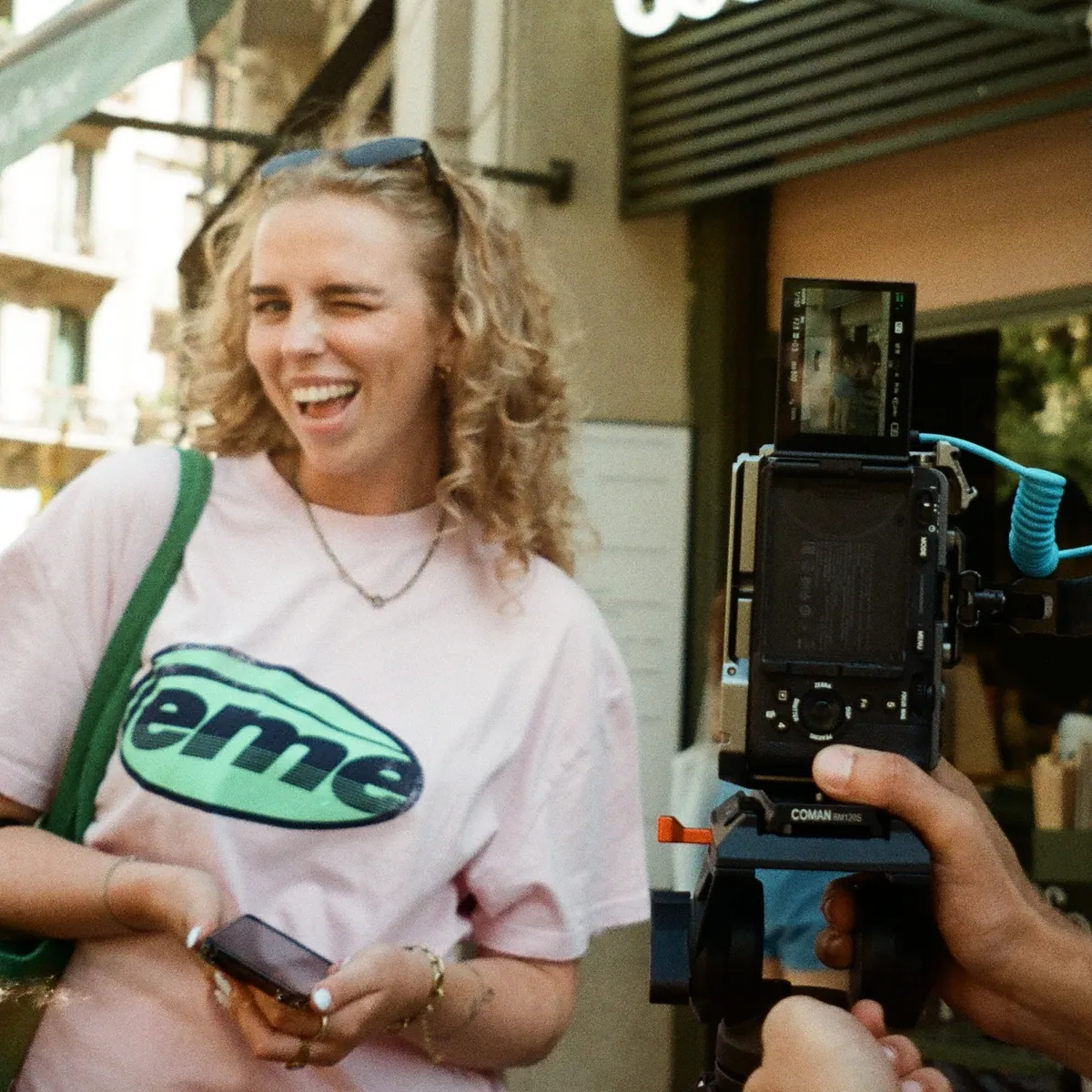 riska arends laughing on a barcelona street corner during a shoot